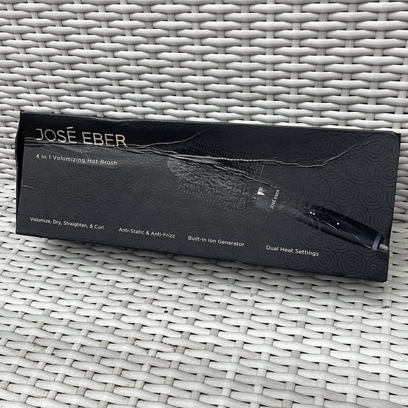 NWOT- Jose Eber 4 in 1 Volumizing Hot Brush- Black